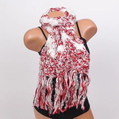 Коледен плетен шал в бяло и червено с ресни