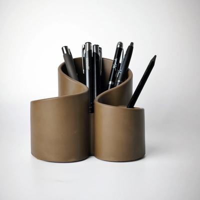 DESS Craft Studio Hnědý stojan na psací a kosmetické potřeby – Elegantní a praktický doplněk