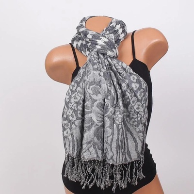 Дамски шал в черно и бяло с цветя и орнаменти