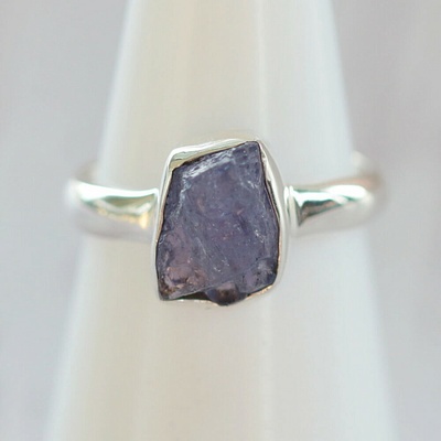 Nefertitis Tanzanit surový prsten stříbro LOT393