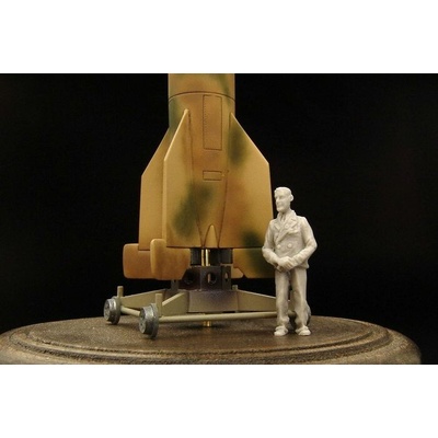 Brengun Wernher von Braun resin figure of german-us scientist Waserfall and V-2 1:72