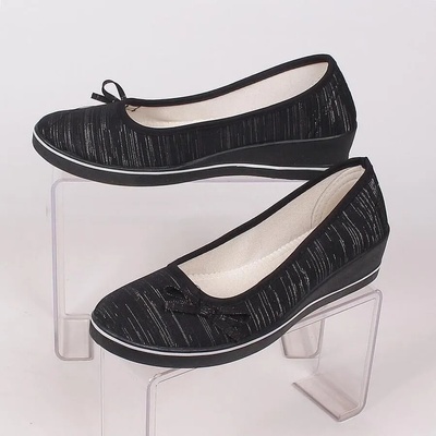 Платнени обувки в черно със сребриста декорация и панделка