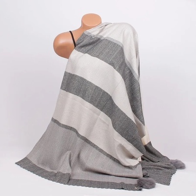 Дамски вълнен шал в бяло и два нюанса сиво с пухчета