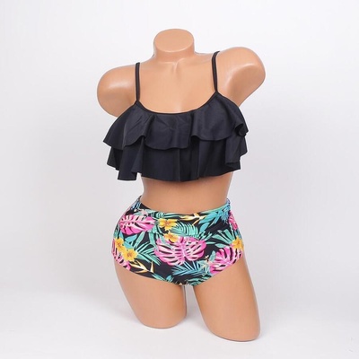 Дамски бански в черно с екзотични листа и цветя - чашка b