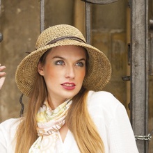 Dámský klobouk z mořské trávy zdobený páskem originál