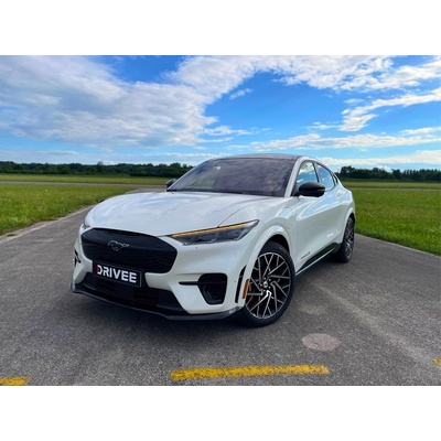 Jazda na Mustang Mach-E GT na letisku pre tínedžerov
