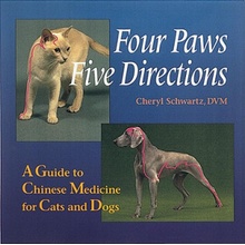 Four Paws, Five Directions: A Guide to Chinese Medicine for Cats and Dogs Schwartz CherylPaperback