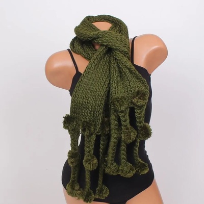 Плетен шал в тъмнозелено с ефектни плитки и помпони