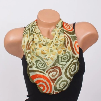 Копринено фишу в светложълто с цветни фигури