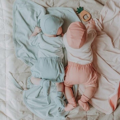MUFFIN MODE Zavinovací pruhované body z organické bavlny Palid Pink Stripes GOTS krátké rukávy růžové