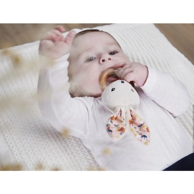 Kaloo Dřevěné chrastítko Zajíček K´Doux poppy