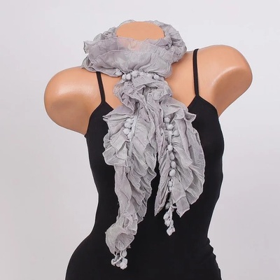 Дамски шал в сиво с ефектни топчета