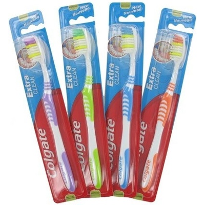 Colgate Extra Clean zubná kefka Medium 1 ks