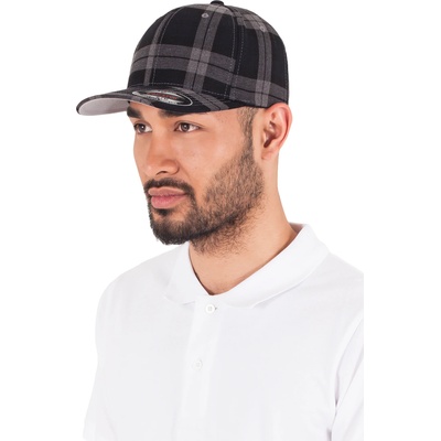 Urban Classics Шапка с козирка в черно и сиво Flexfit Tartan PlaidUB-6197-00029 - Черен, размер S/M