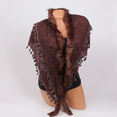 Триъгълен шал в кафяво с дантела, пухче и пискюли