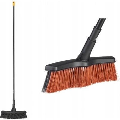 Fiskars Solid univerzálna záhradná metla s lopatkou M