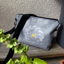 Joan Atelier Týna šedá crossbody taštička s výšivkou odkvetlé pampelišky