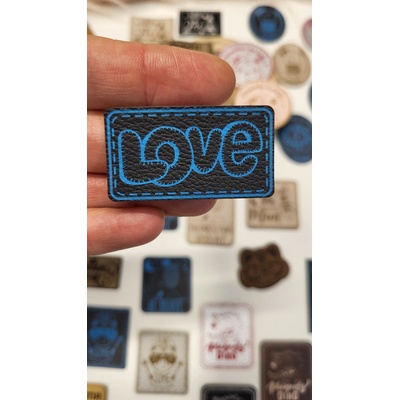Koženkový štítok nápis LOVE Materiál/farba: Brúsená koženka ŽLTÁ