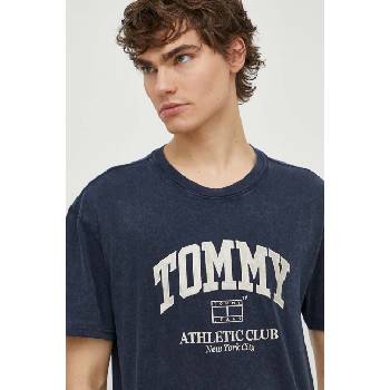 Tommy Jeans Памучна тениска Tommy Jeans в тъмносиньо с апликация DM0DM18557 (DM0DM18557)