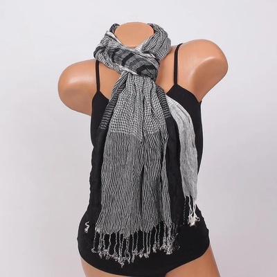 Дамски шал в черно и бяло с пепитен десен