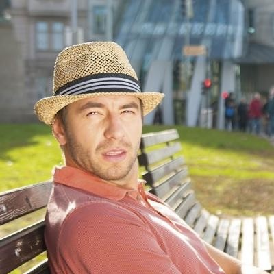 Karpet pánsky klobúk z morskej trávy zdobený rypsovou stuhou