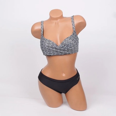 Черен бански с геометричен десен в бяло - чашка В