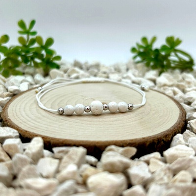 Certom Provázkový náramek s magnezitem a bílou lávou doplněný stříbrnými ozdobami 0071