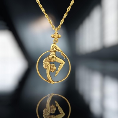 Въздушна акробатика - Женски спортен медальон от сребро 925 с позлатено покритие - Ръчно изработено бижу талисман за гимнастички и артистки - Идеален подарък за спортист, треньор или фен - ssj