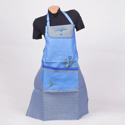 Готварска престилка с кариран десен в синьо и бяло с цветя