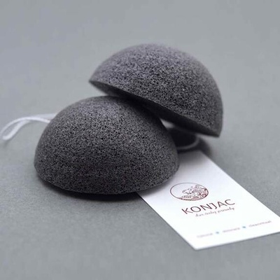 Konjac konjaková houbička s černým uhlím na problematickou a aknózní pleť černá – Sleviste.cz