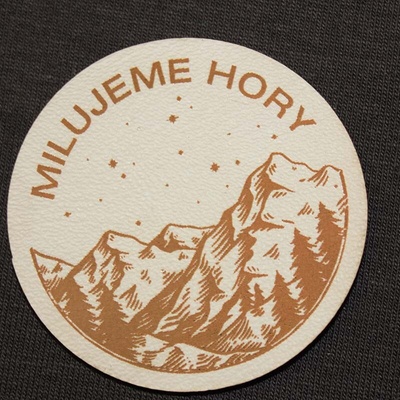 koženkový štítok milujeme hory Materiál/farba: Tehlová koženka