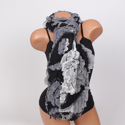 Мек и топъл зимен шал в черно и бяло