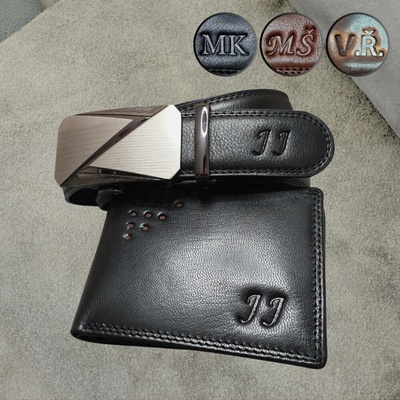 Pánský kožený set peněženka a pásek s ražbou monogramu