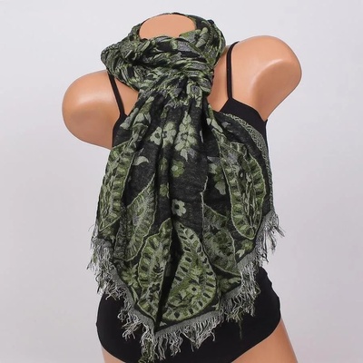 Зимен шал в зелено и черно с цветя и орнаменти