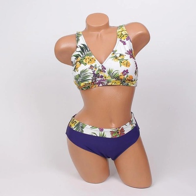 Дамски бански в бяло и тъмносиньо с цветя - чашка c