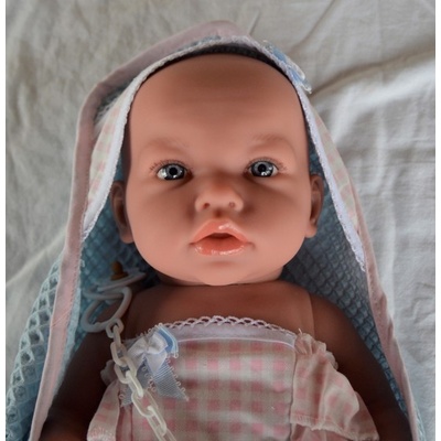 Marina & Pau Realistické miminko holčička Marjánka v osušce s kapucou Ane Baby Vichy 45 cm