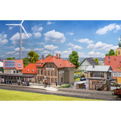 Faller Промоционален комплект /Passendorf Railway station - жп гара с перон и служители (190035)