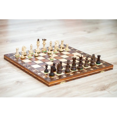 Dřevěné šachy s ozdobou