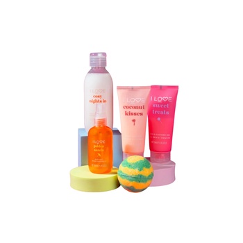 I LOVE All Of You Set I Love: Coconut Kisses Хидратиращ Лосион за тяло 75 ml + Pina Colada Бомба за баня 120 g + Златни пясъци Освежаващ Спрей за тяло 100 ml + Sweet Treats Хидратиращ Душ гел За всички типове кожа 75 ml + Cozy Nights Хидратиращ Душ гел За