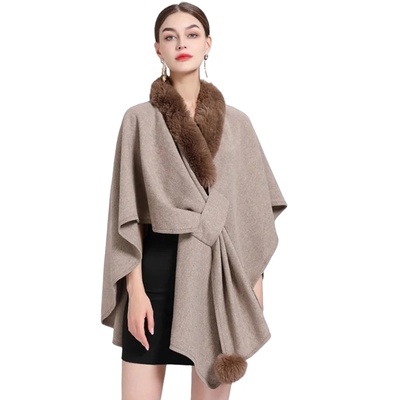 Дамска пелерина в бледокафяво с пухкава шал яка