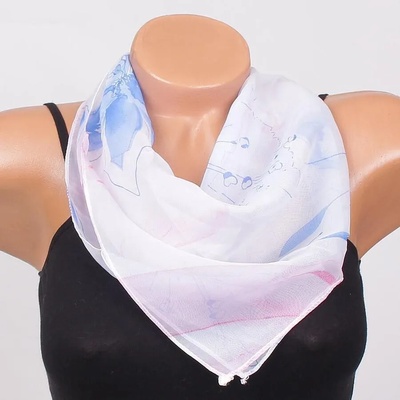 Бяло фишу с десен на цветя в розово и синьо