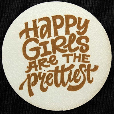 Štítok - Happy girls are the prettiest Materiál/farba: Tehlová koženka
