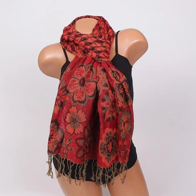 Стилен шал в червено с оранжеви цветя и ресни