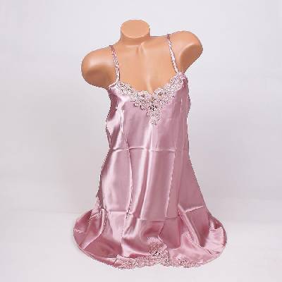 Сатенена нощница в цвят пепел от рози с красива дантела