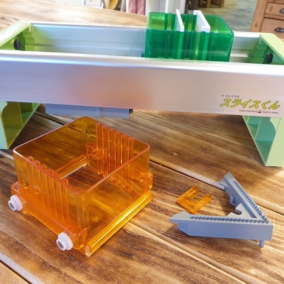 hřebenový nůž 2,0 mm s boxem pro PROFI "V" mandolínu CHIBA Japan