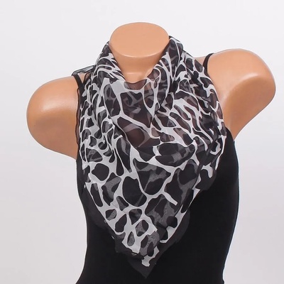 Нежно фишу в черен и бял цвят