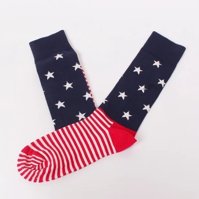 Мъжки чорапи в тъмносиньо с червено и бяло райе и звезди