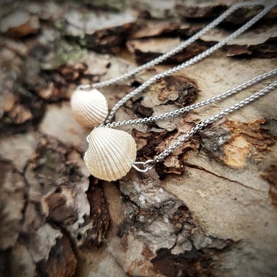 Šperky Katyba náramky Smetanová mušlička na řetízku 00325