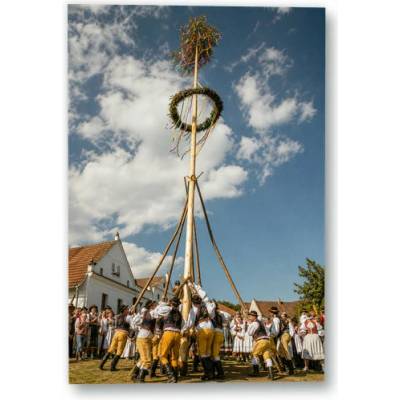 Plakát – Krojovaný dav u ozdobeného stožáru 90 × 135 cm Bez rámu Ne Bez rámu