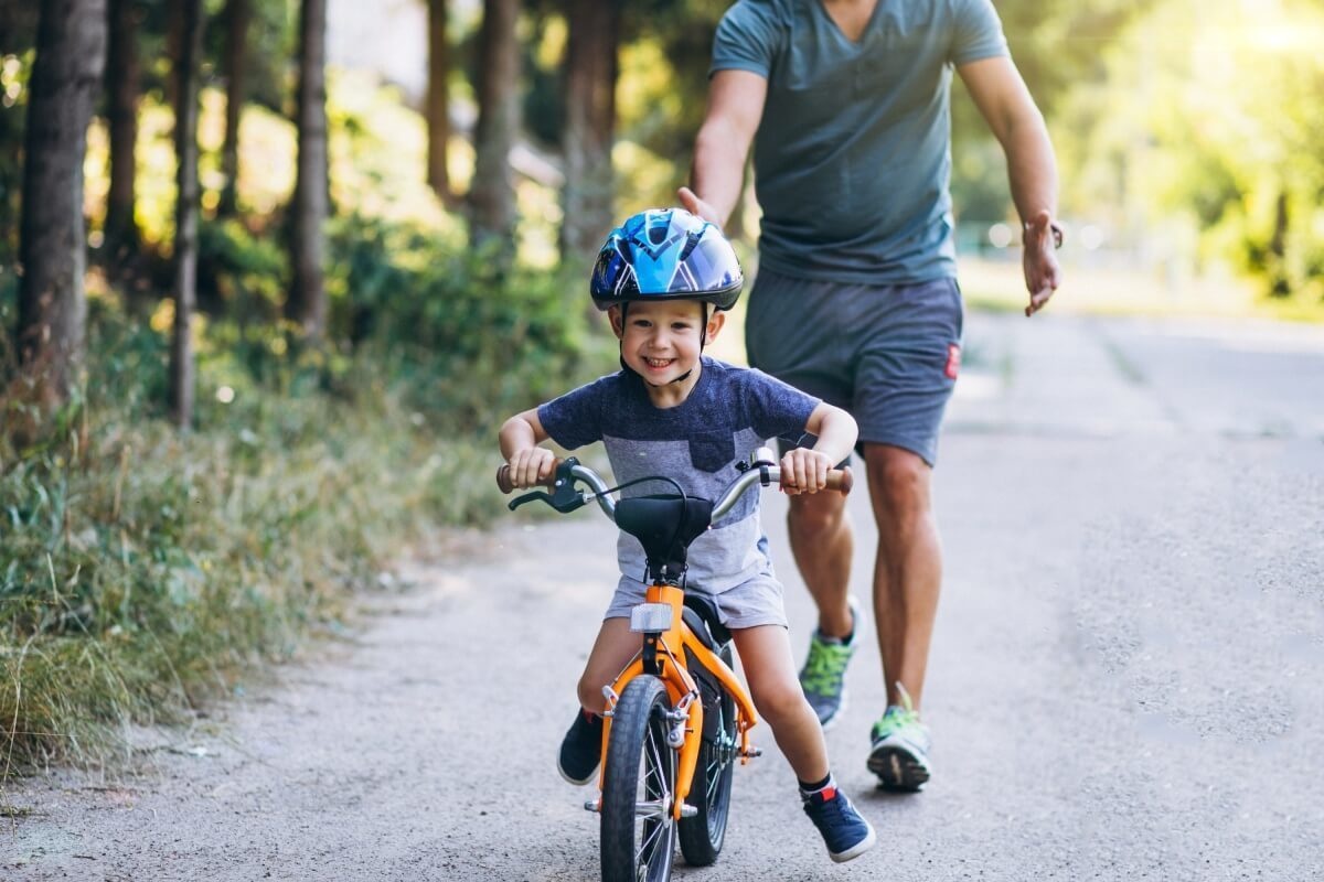 Sfaturi pentru a-ți învăța copilul să meargă pe bicicletă